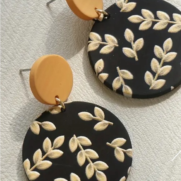 Round Shape Yellow Twig Leaf Pattern Dangle Earrings - Picture 4 of 5